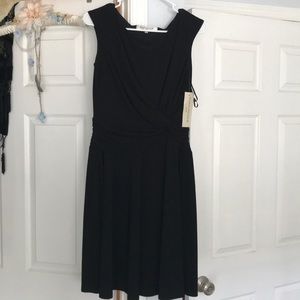 Black sleeveless knot dress